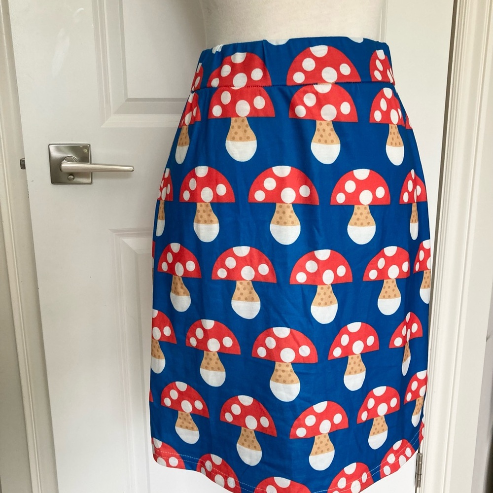 Adorable Poly Slip-On Mushroom Skirt, EUC